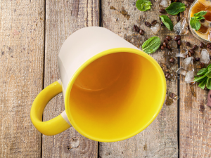 Alternative view of Mug intérieur, anse jaune à personnaliser