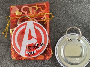 Alternative view of Badge porte clef décapsuleur