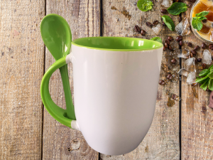 Mug vert clair avec sa propre cuillère