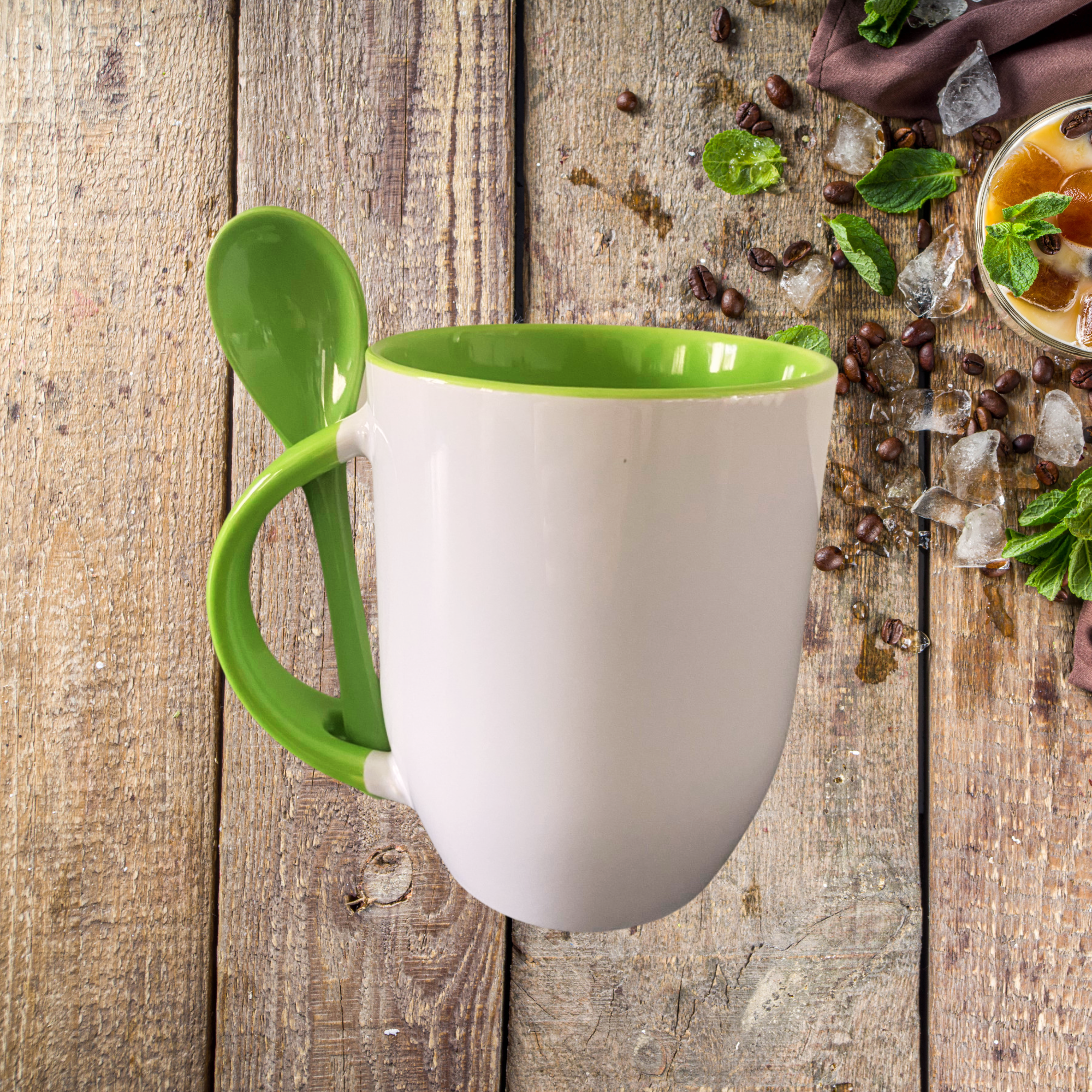Mug vert clair avec sa propre cuillère