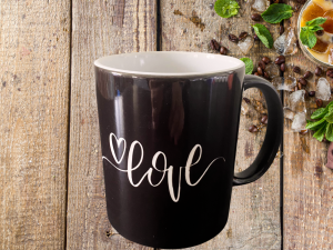 Mug magique noir gravé Love