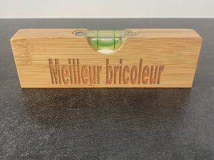 Niveau + décapsuleur