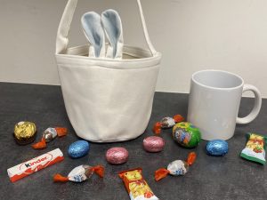 Panier oreilles grise + mug avec chocolats