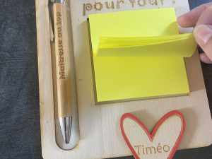 Support à post-it avec son stylo bambou