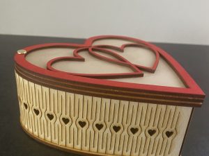 Alternative view of Boîte en forme de cœur avec nougats