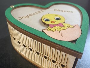 Alternative view of Boîte en forme de cœur "Poussin"