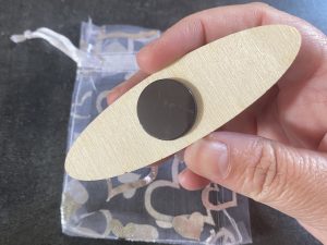 Alternative view of Aimant "Merci"