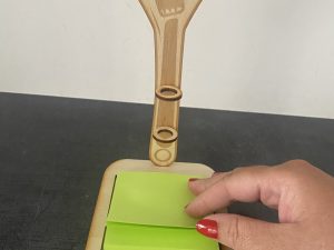 Alternative view of Support a crayon chantier plus post- it