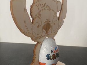 Alternative view of Stitch avec un kinder surprise